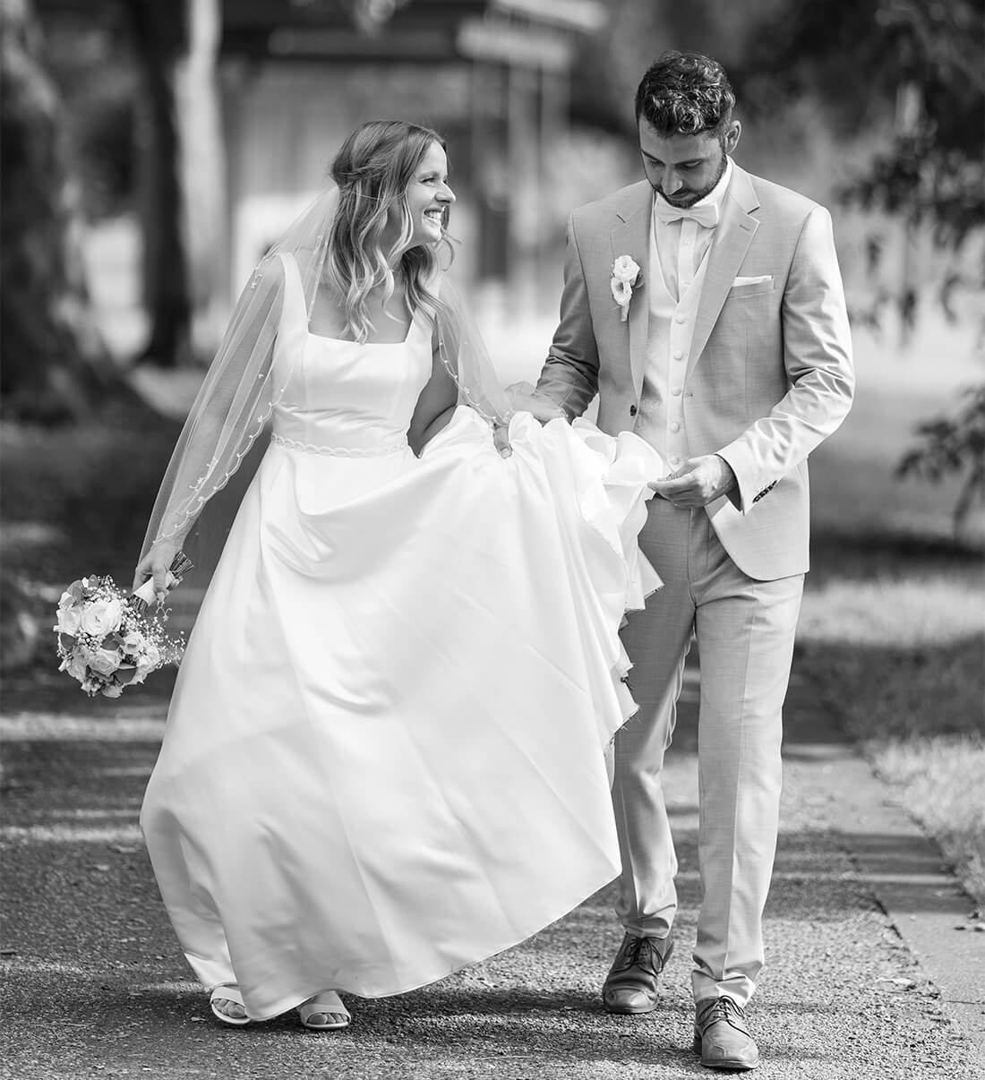 Paar wird von Hochzeitsfotograf fotografiert