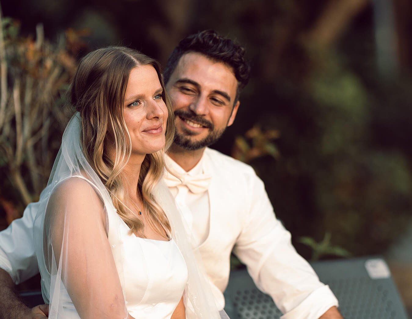 Paar wird von Hochzeitsfotograf fotografiert